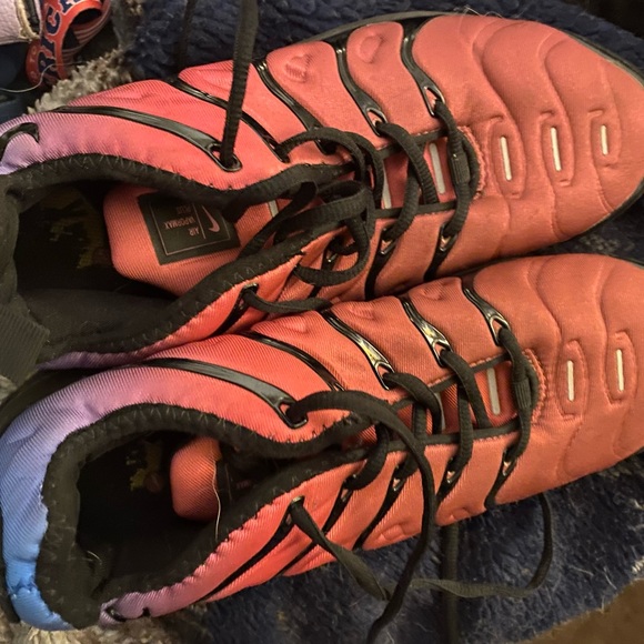 Gently used 8.5 mens Nike Vapormax (black/hyper violet) - Picture 4 of 5